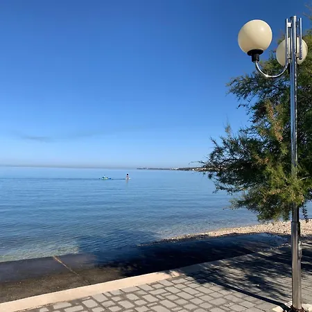Ostanak kod kuće With Balcony And Sea View