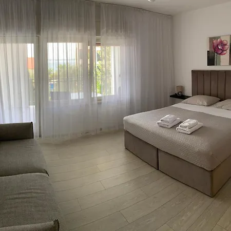 Ostanak kod kuće With Balcony And Sea View Zadar